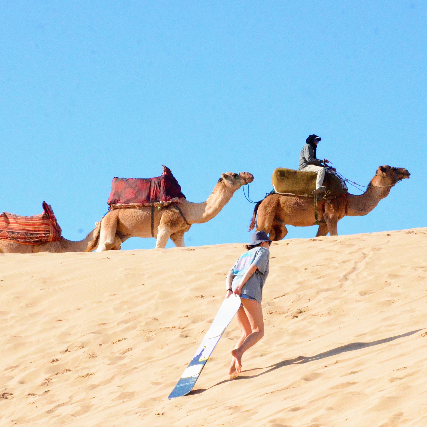 Uczestnicy wyjazdu wykonują ćwiczenia na plaży