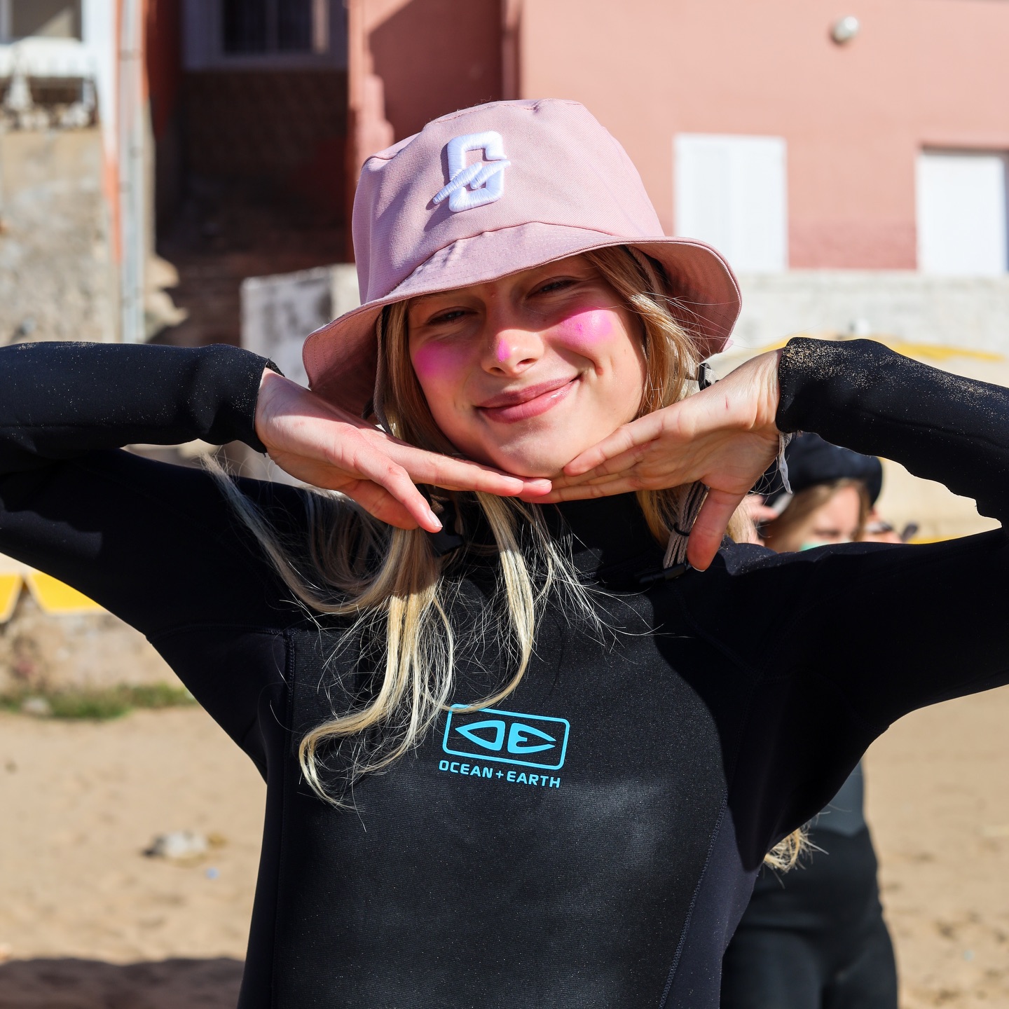 Kobieta w piance przygotowuje się do surfingu na plaży