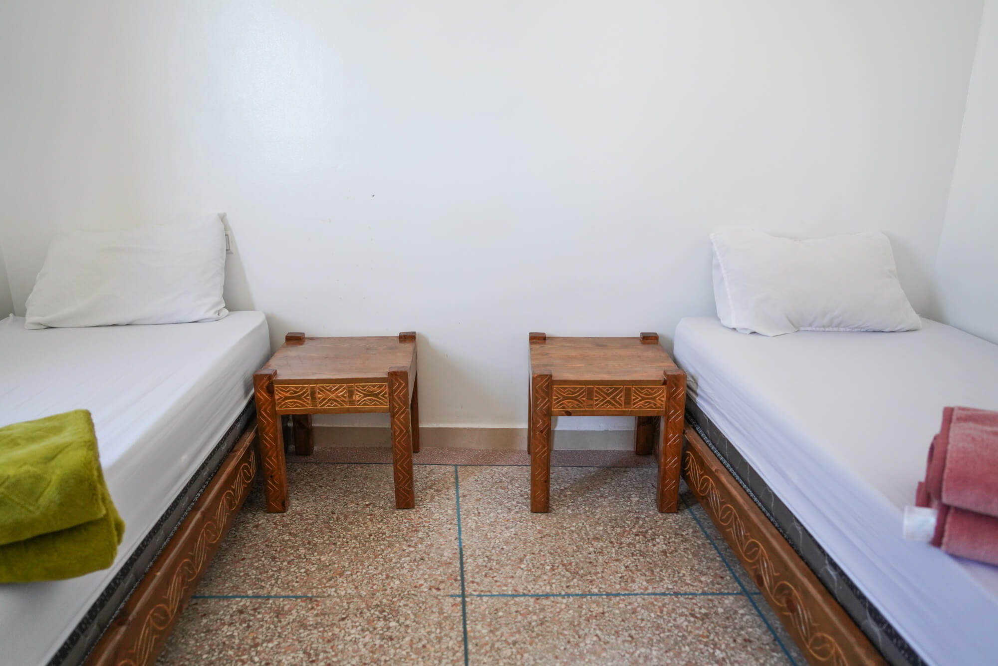 Prosty pokój noclegowy podczas wyjazdu surfingowego