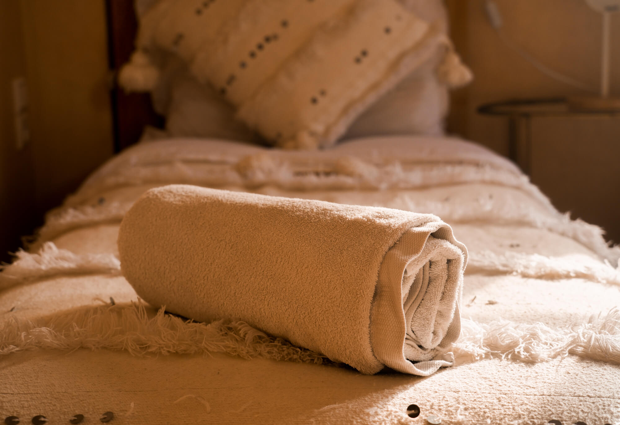 Złożone ręczniki w pokoju surf campu