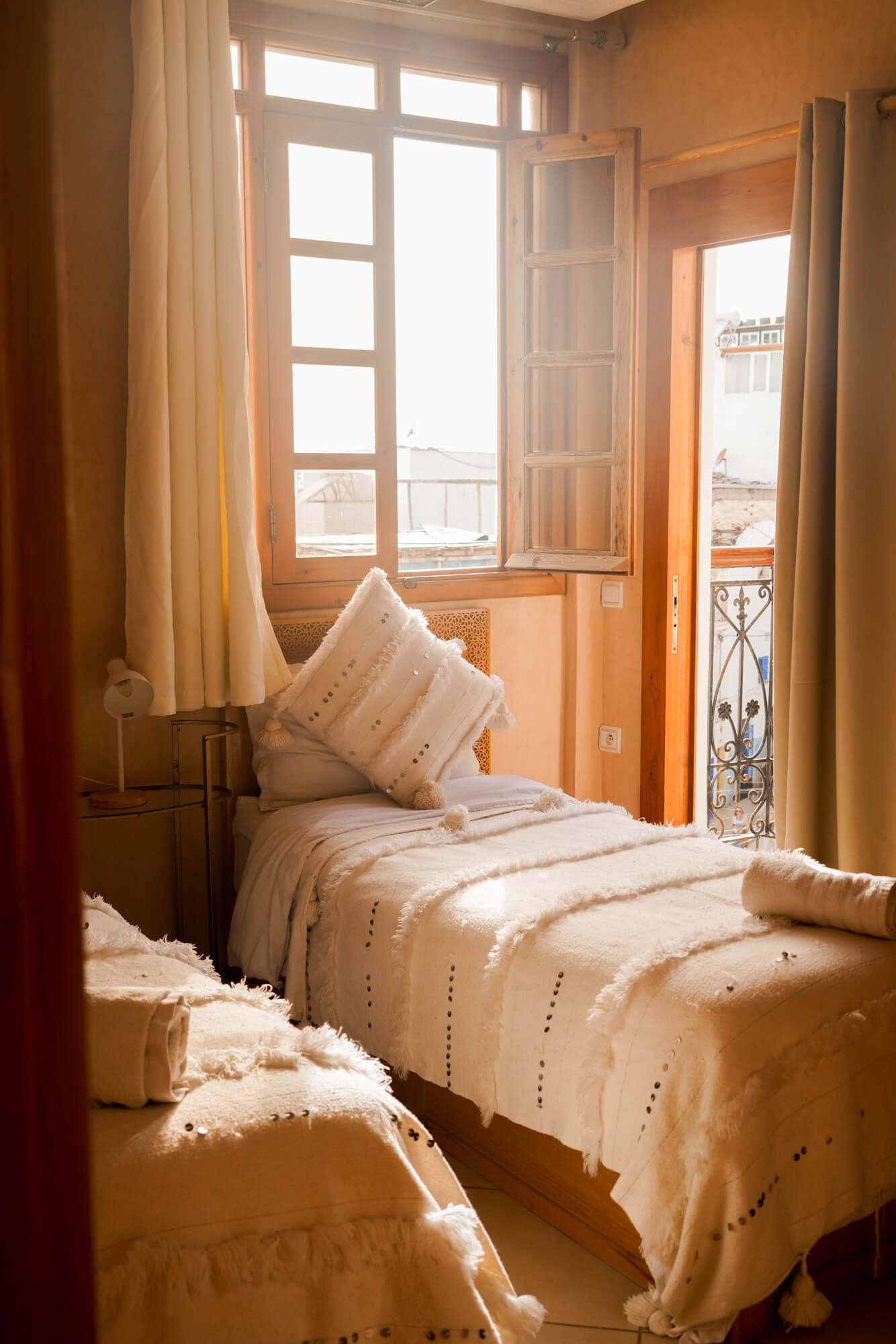 Łóżko przygotowane dla uczestników wyjazdu surfingowego