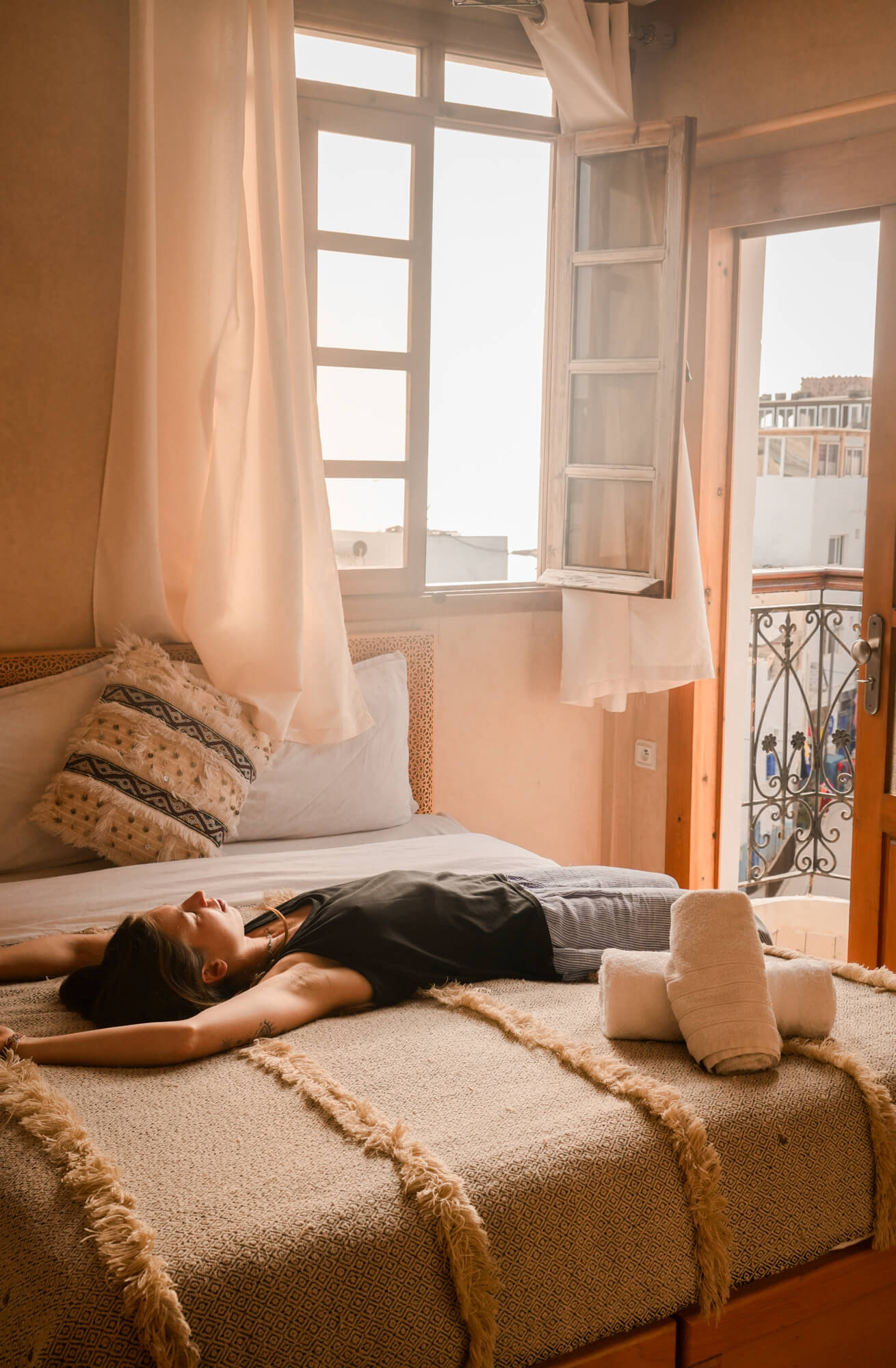 Pokój uczestników surf campu z naturalnym światłem