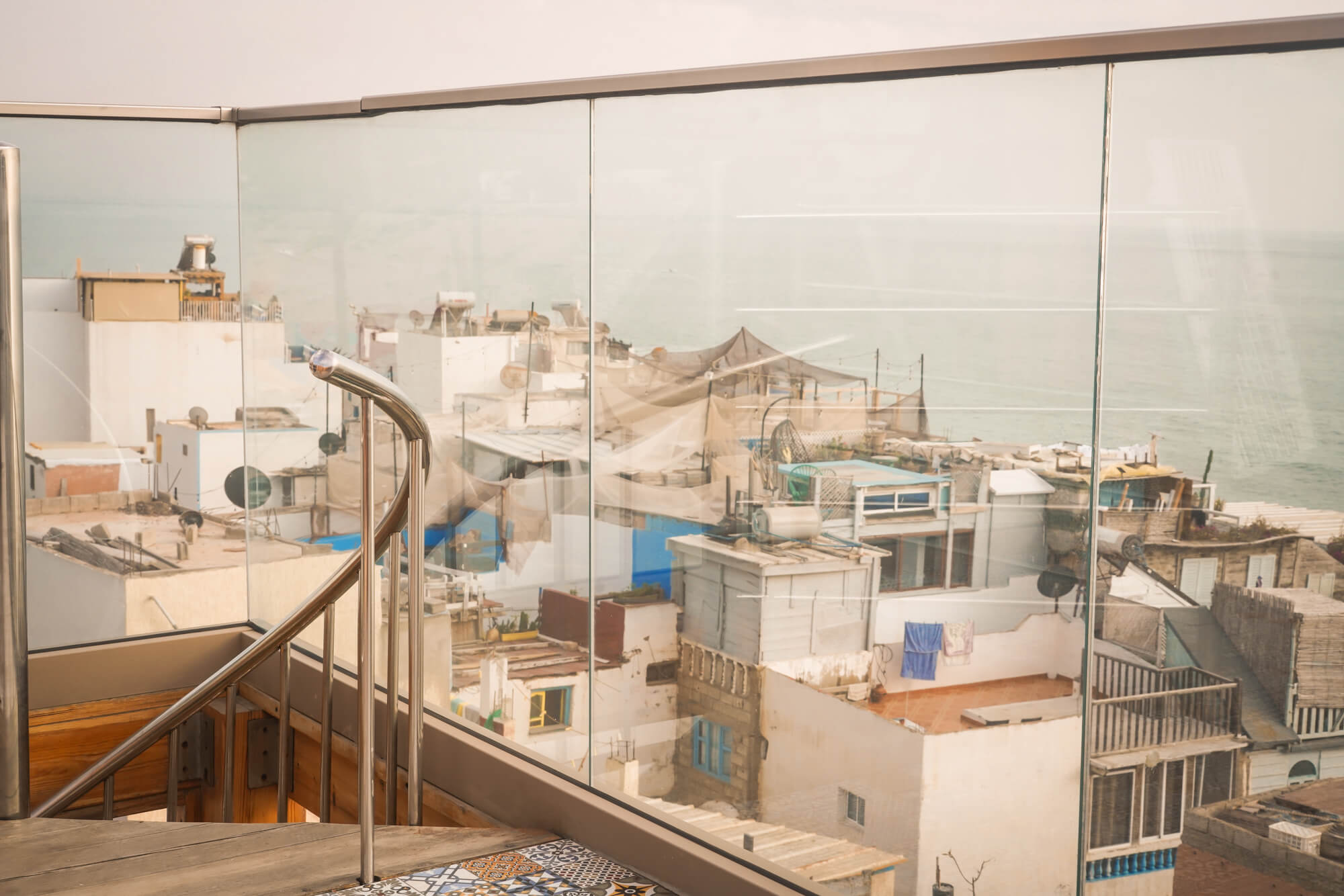 Zabudowa marokańskiego miasta widziana z tarasu