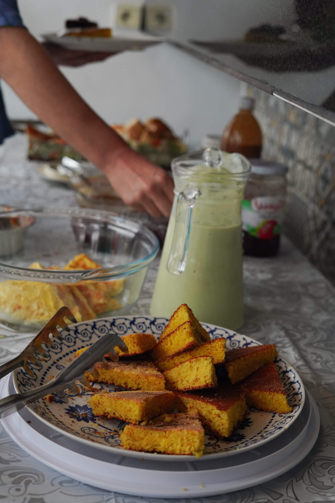 Uczestnicy wyjazdu wspólnie przygotowują posiłek