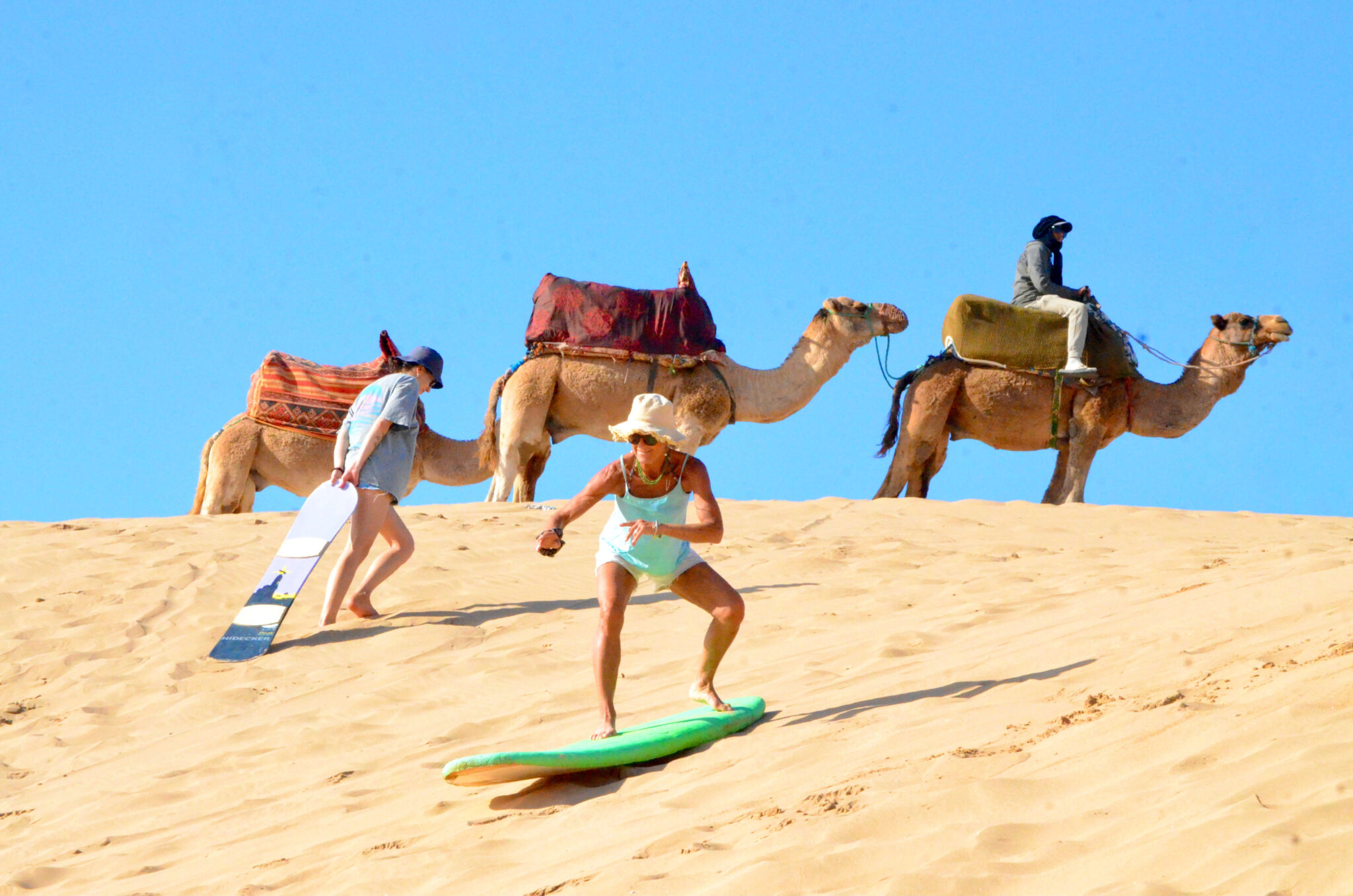 Lekcja surfingu na pustynnej plaży w Maroku