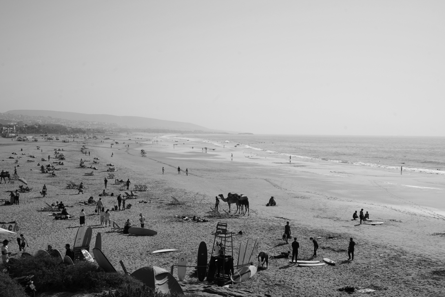 Plaża nad oceanem w Maroku podczas wyjazdu surfingowego