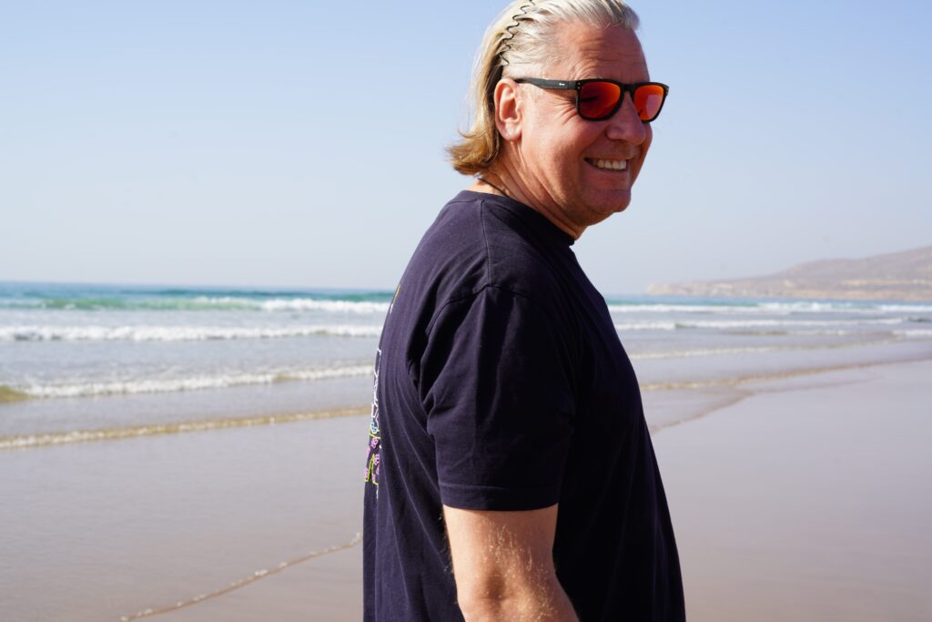 Instruktor surfingu spaceruje po plaży