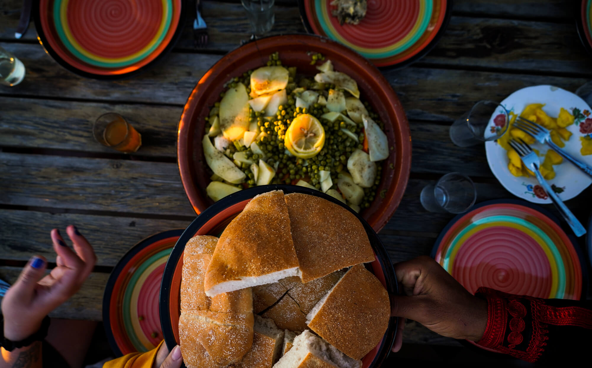 Uczestnicy surf campu jedzą wspólny posiłek