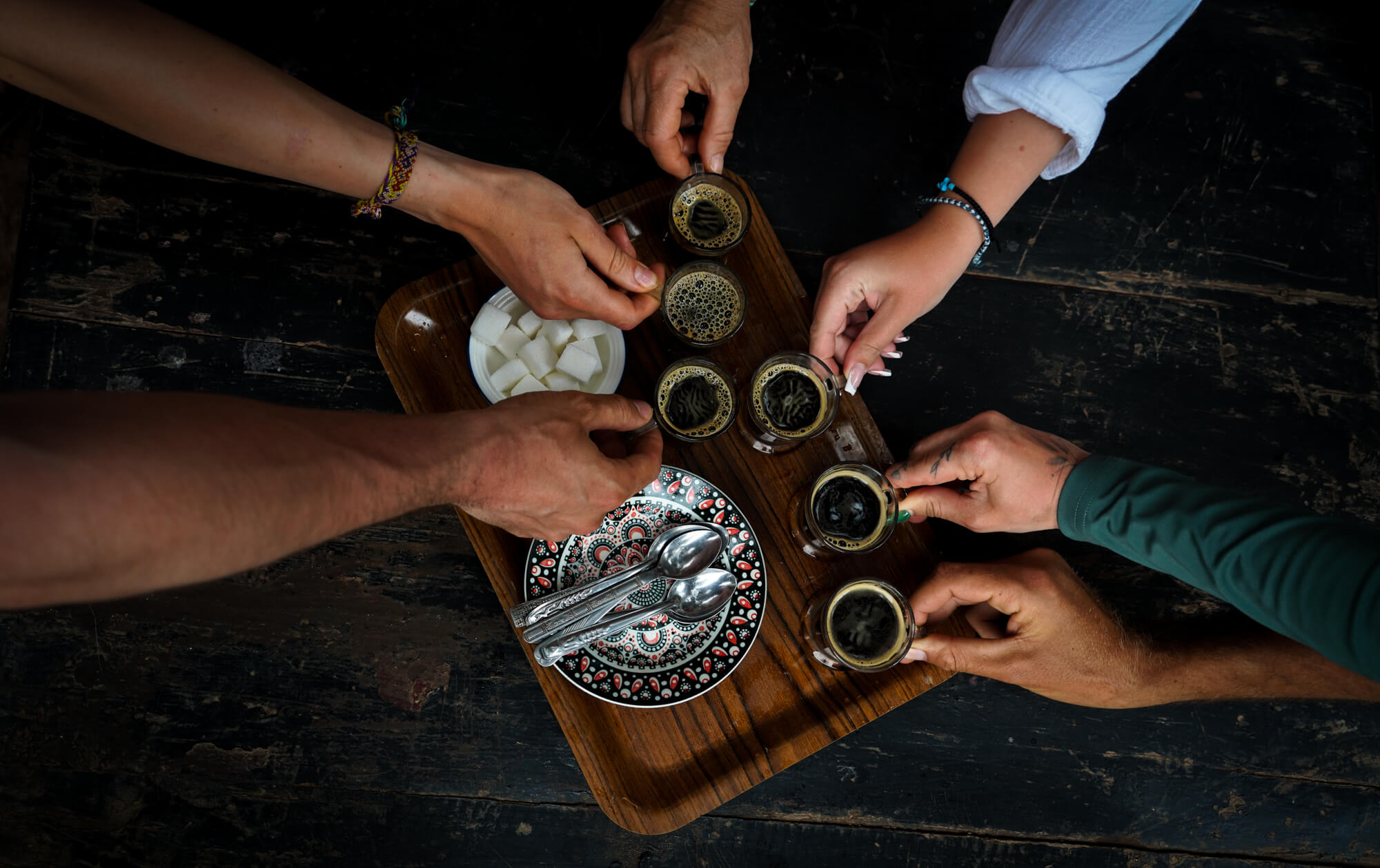 Marokańska herbata podawana podczas wyjazdu surfingowego